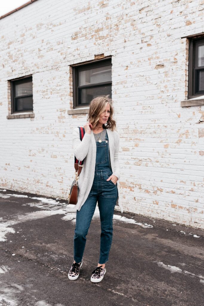 Suzanne from mykindofsweet.com styles her Madewell overalls with sneakers
