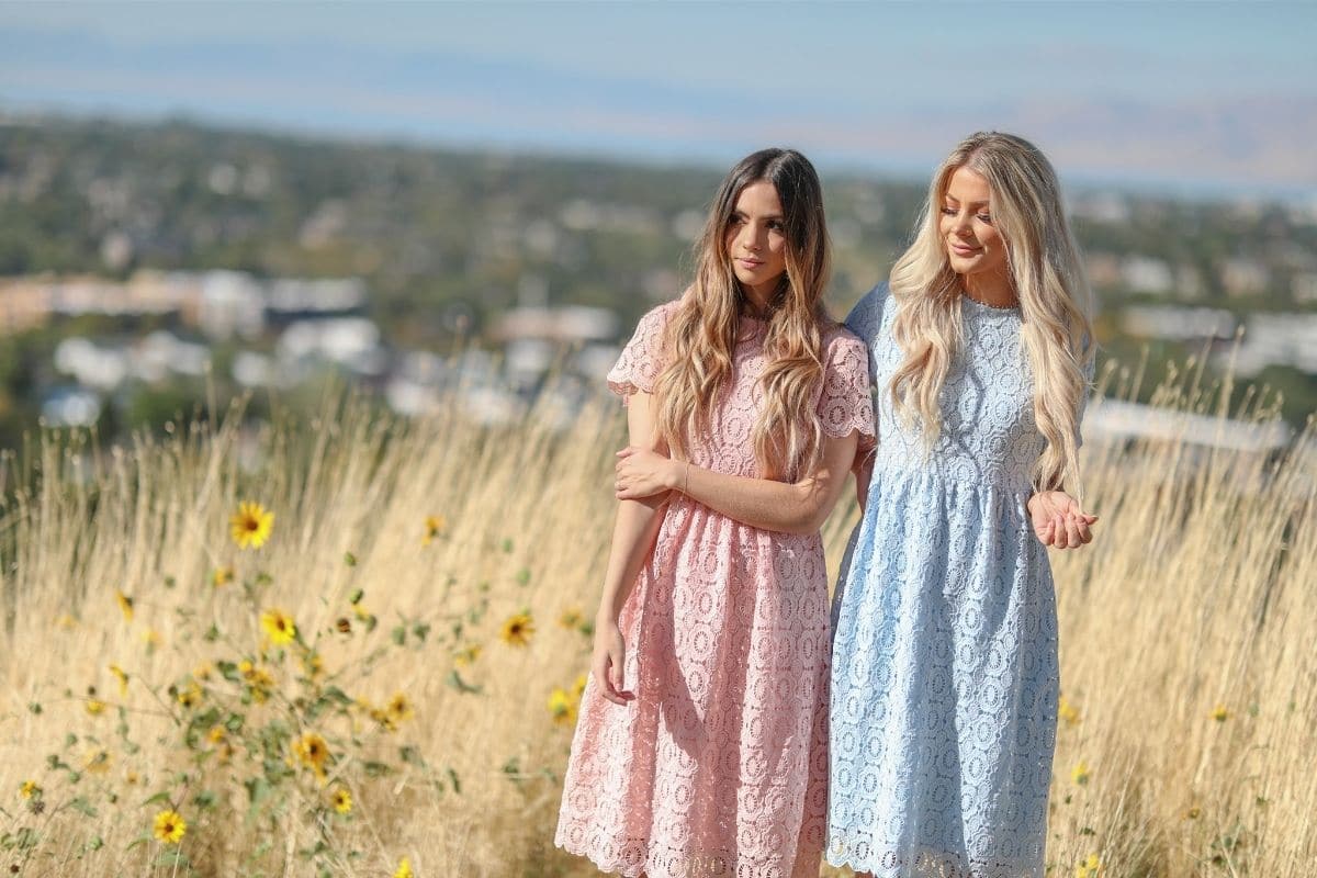 2 girls wearing dresses from Jen Clothing. One is pink and the other is a light blue color