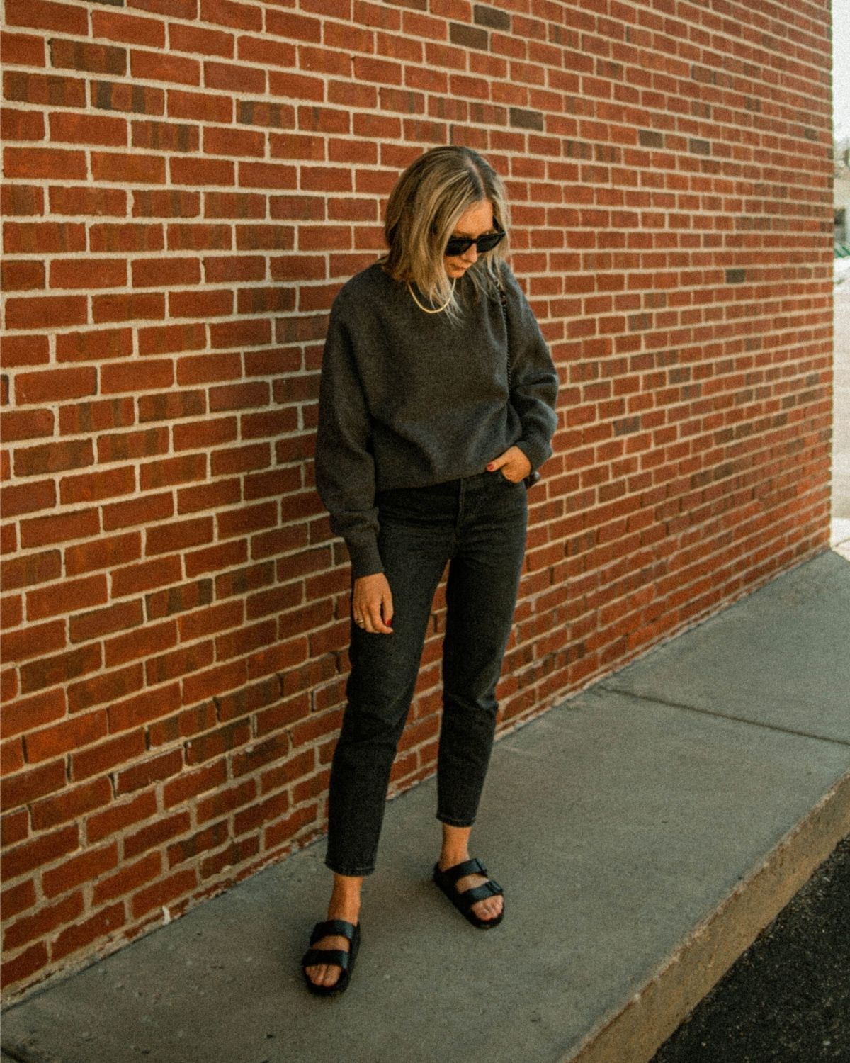 all black mom jeans outfit