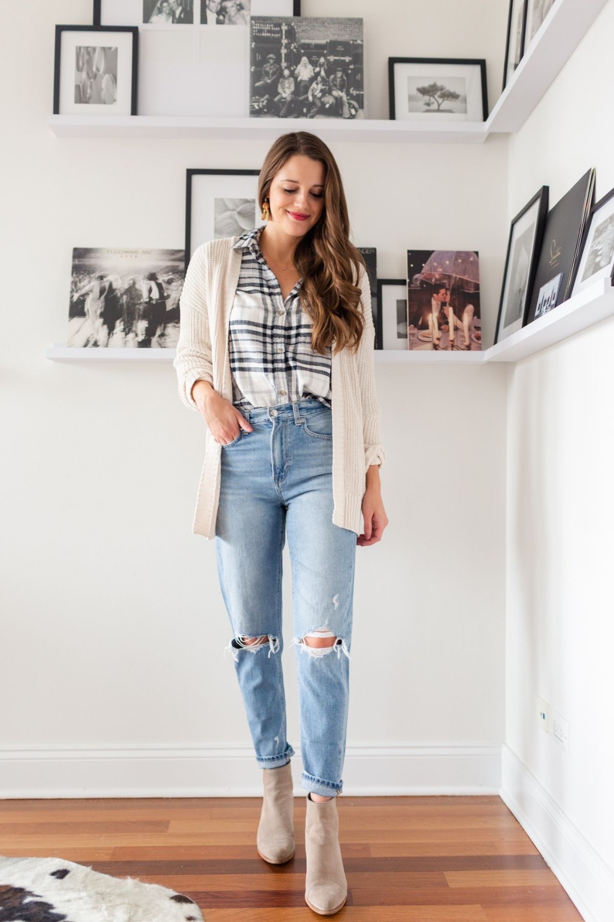 outfit that styles a cardigan with mom jeans