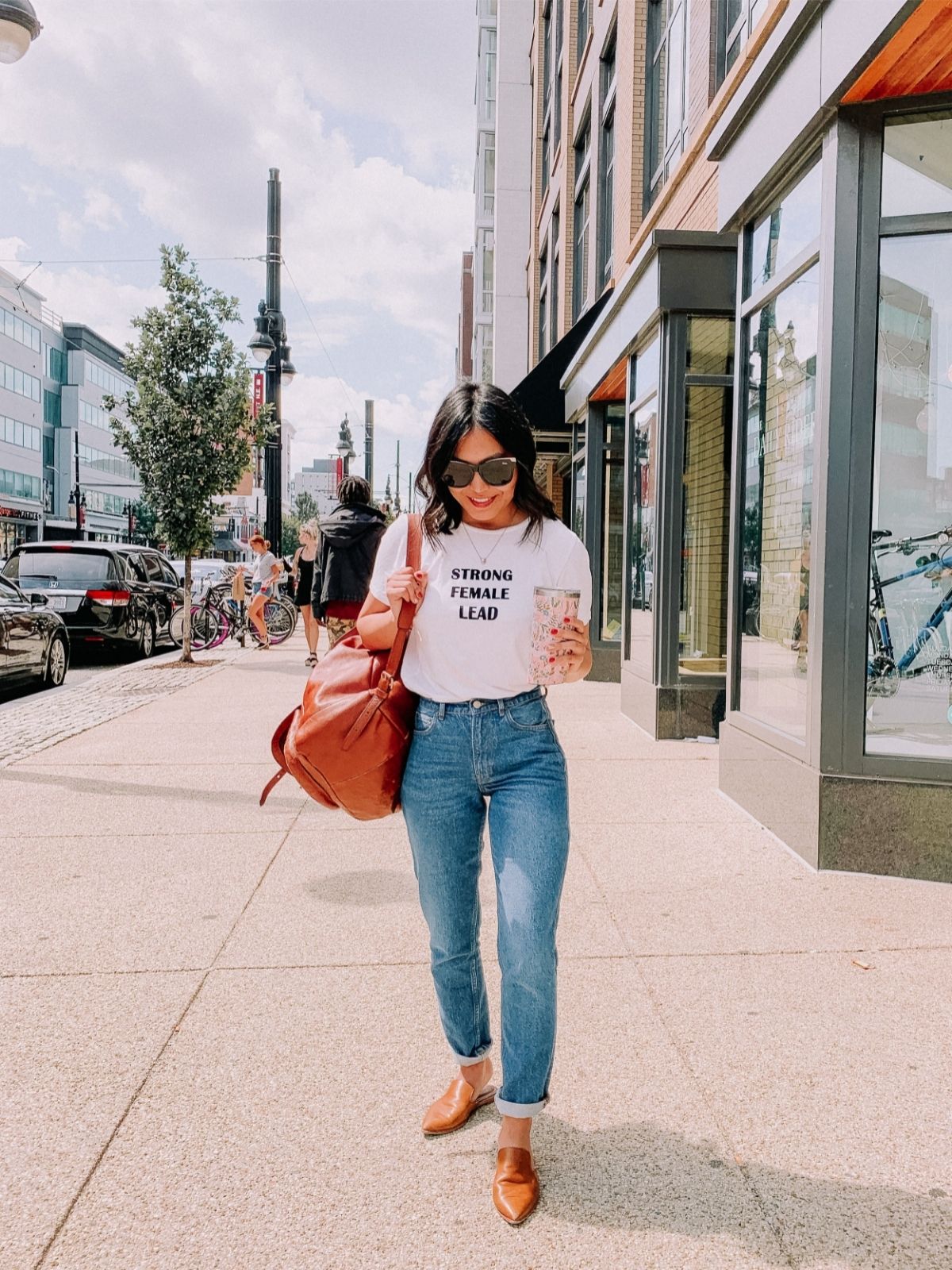 mom jeans outfit with graphic tee