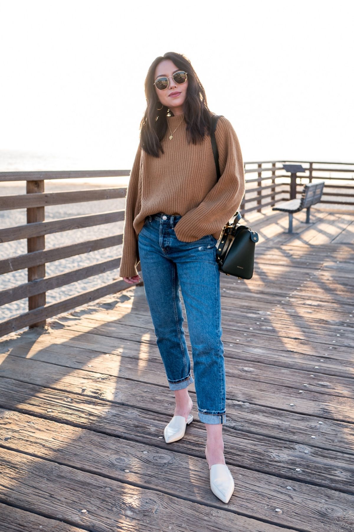 mom jeans outfit with the bottoms rolled up
