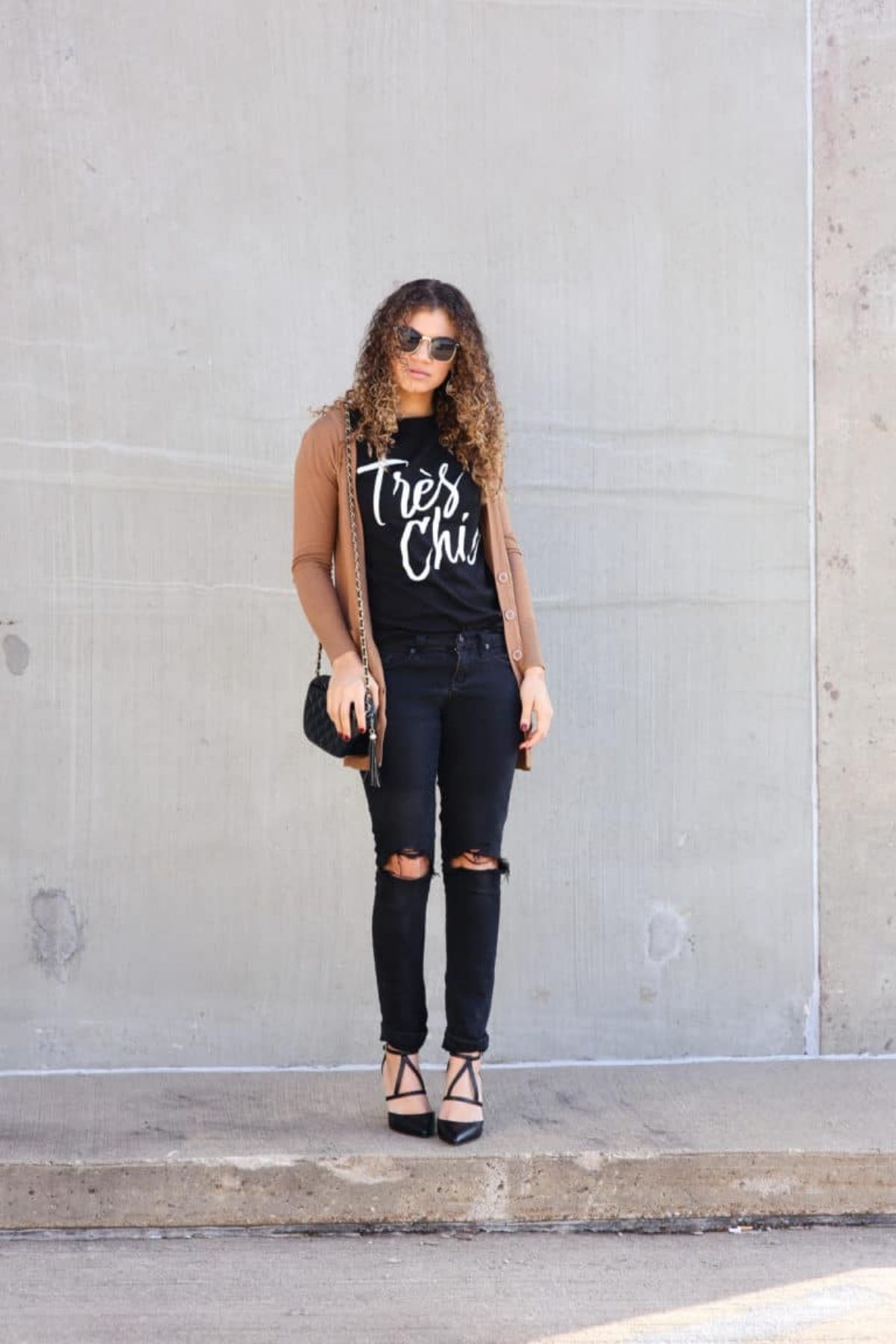 wear graphic tee with black jeans