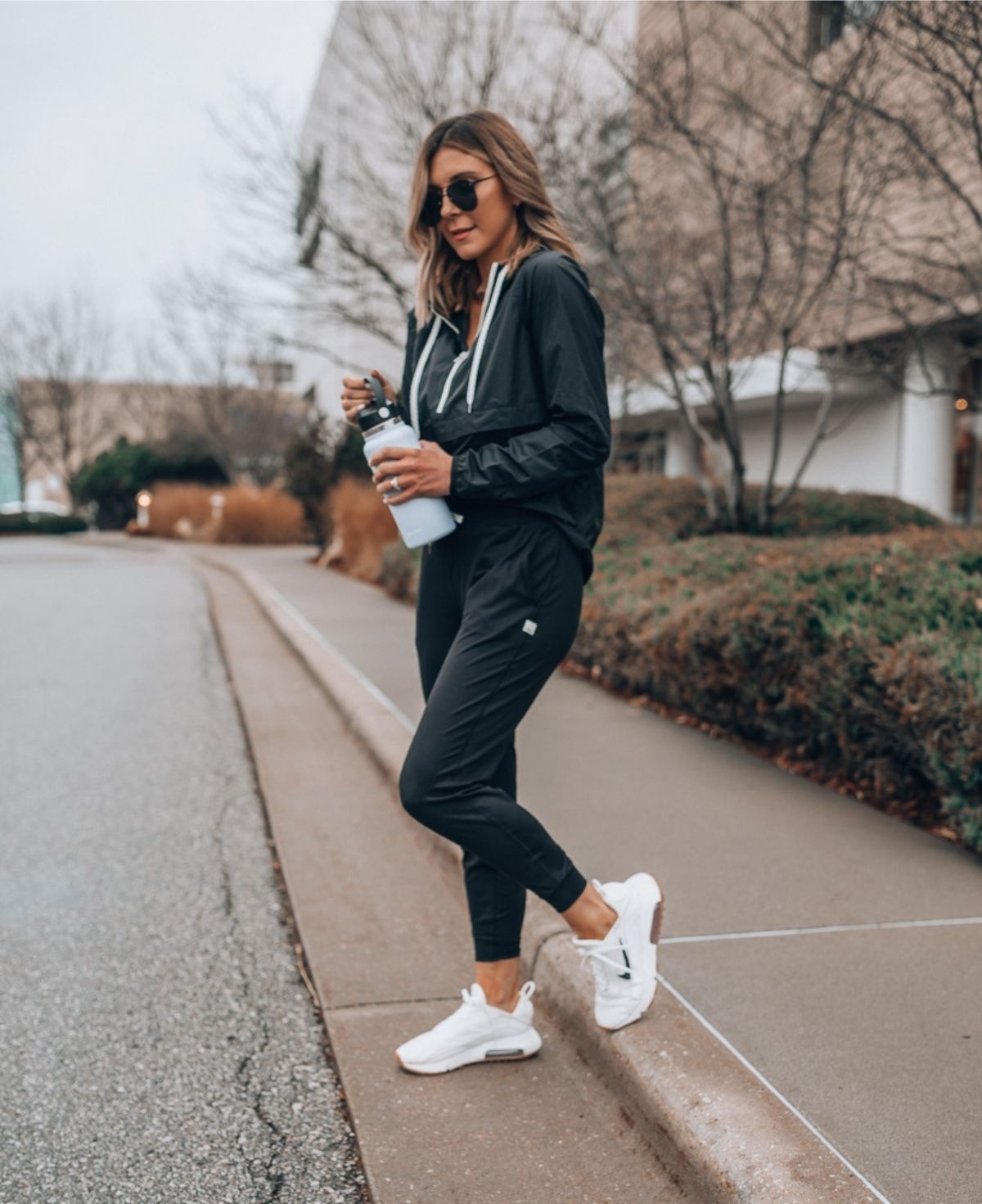 all black jogger pants outfit