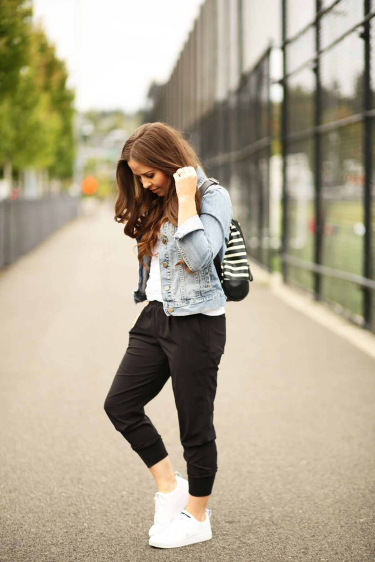 wear sneakers with jogger pants