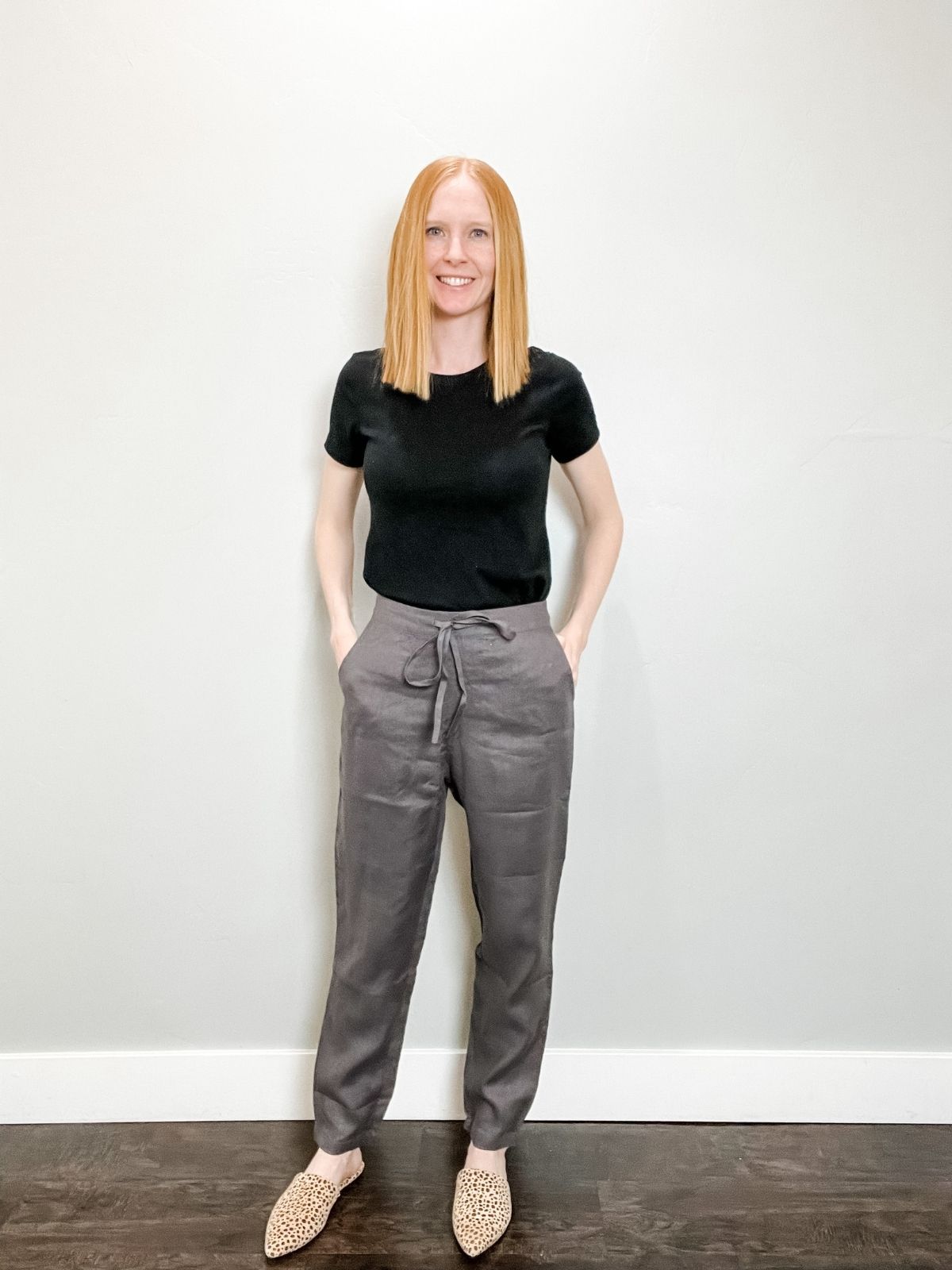 styling gray linen pants with black shirt and leopard mules