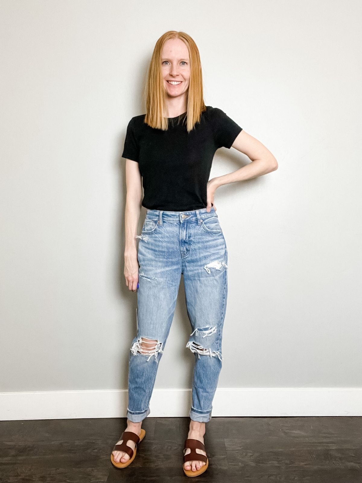 styling mom jeans with h sandals black short sleeve shirt
