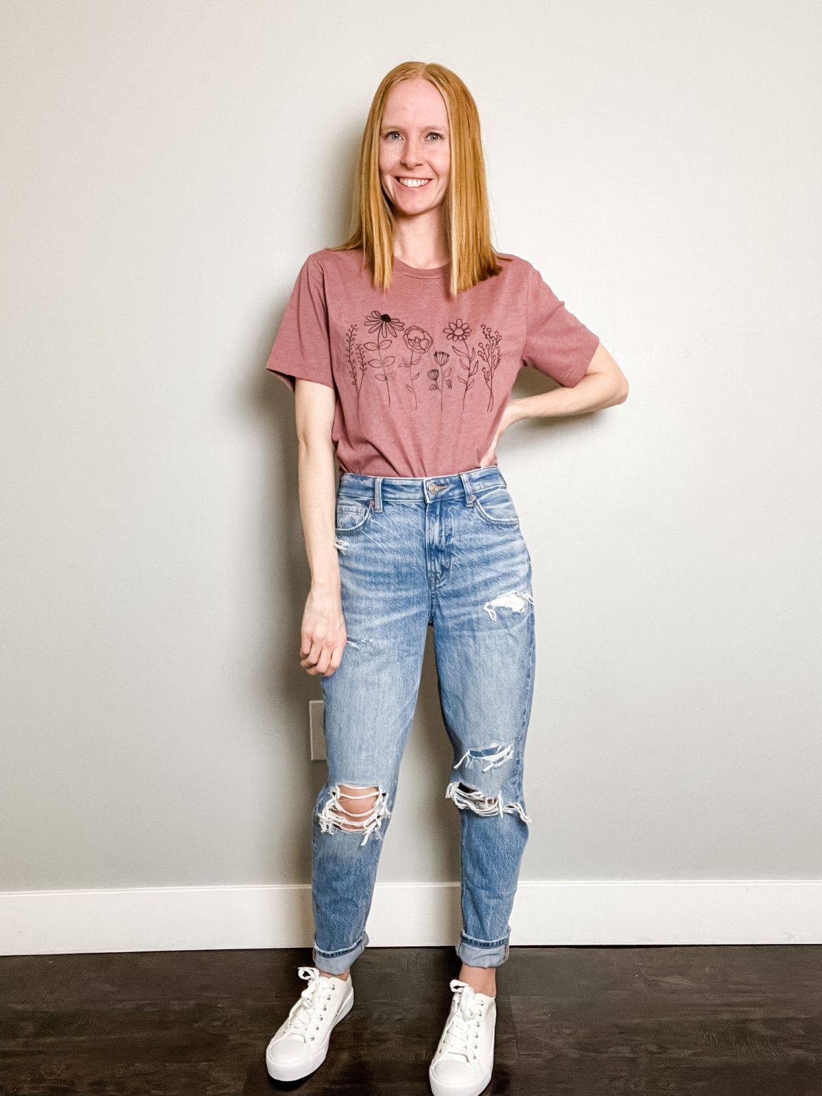 styling mom jeans with short sleeve graphic tee sneakers