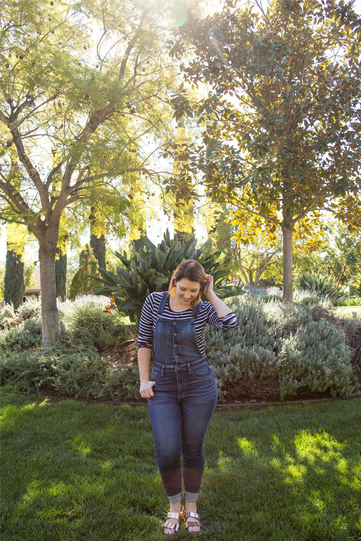 styling dark denim overalls for curvy women