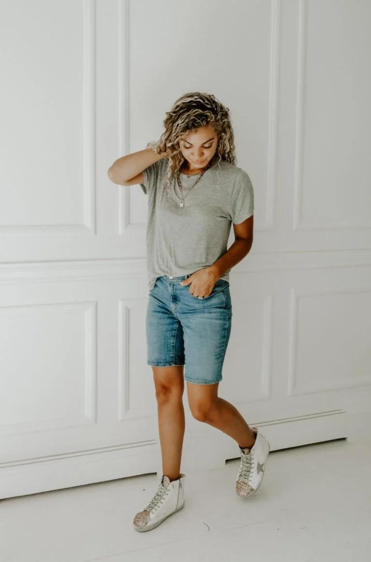 bermuda shorts outfit with t-shirt and sneakers