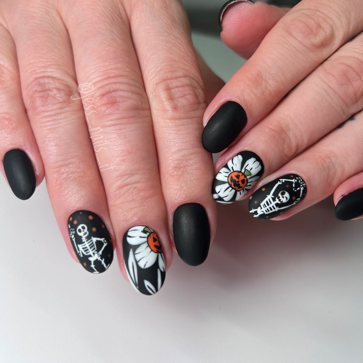 Cool Skeleton Nails